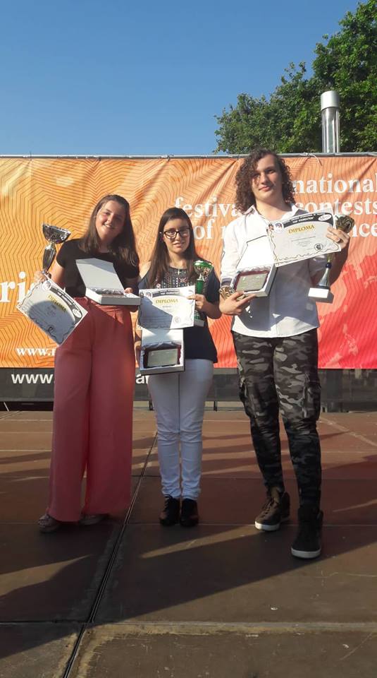 На фестивал Rising stars 2018″ в Lloret de Mar – Барселона, нашата ученичка Мая Гочева спечели Първа награда в категория пеене  от всички участници във всички възрастови групи + специална награда от общината, което за нас е голям успех!